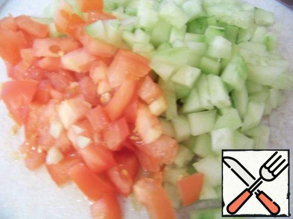 Slice the cucumber and tomato.
