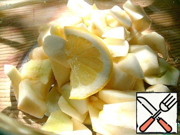 Peel the apples, cut into slices, sprinkle with lemon juice from darkening.
