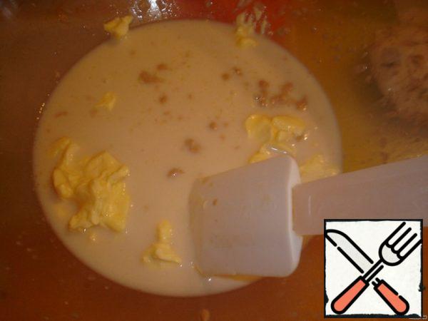 Dilute yeast in warm milk. Add softened butter, sugar, salt. Stir.