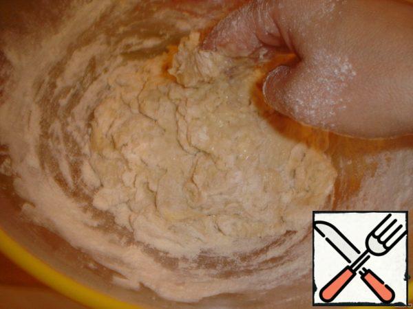 Gradually pour the sifted flour into the yeast mass. Pour in parts, kneading the dough (my flour took less than the recipe). Knead the dough,it should not stick to your hands.