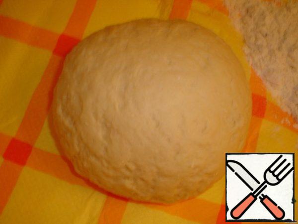 Form a ball, put in a bowl,cover with a damp cloth, and 1-1.5 hours to increase the test twice.Once the dough is well rise, obamam it again in a warm place to rise (about 30-40min)