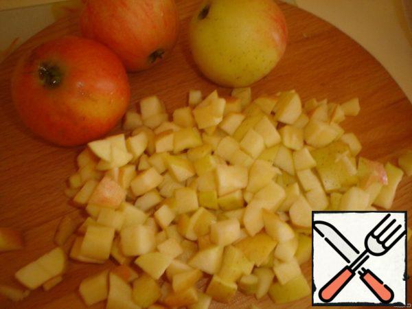 Prepare the stuffing. Apples finely cut (the smaller, the more beautiful it will be), sprinkle with lemon juice and add 100g of sugar (you can add lemon zest and cinnamon).