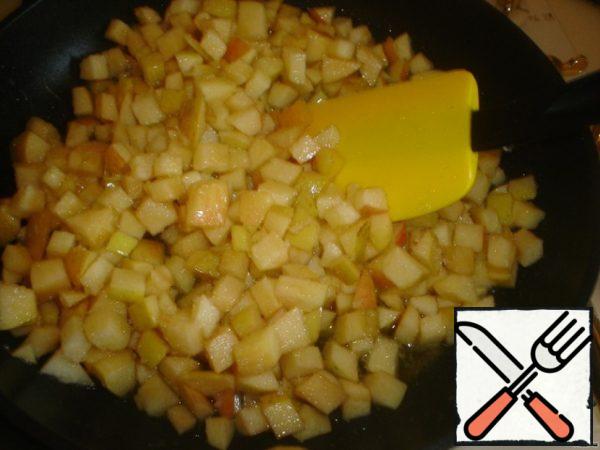 In a frying pan, heat 50g of butter, add 2 tablespoons of honey and Apple mass. Cook about 10-15 minutes, so the apples become soft(do not overcook).