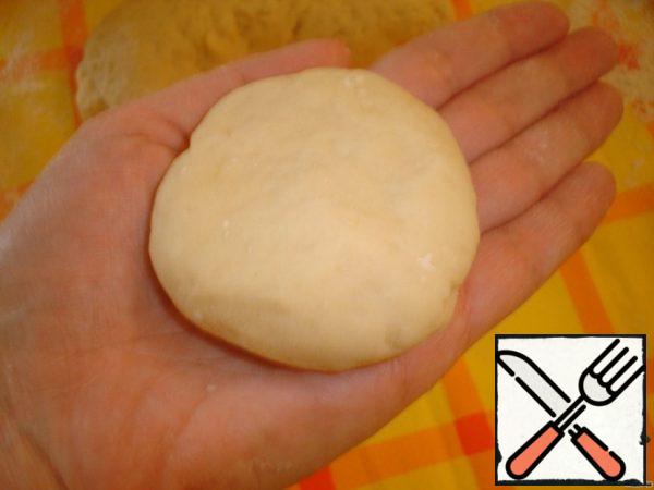 Something like this.
Spread pan with oil,put baking paper. Put our buns on a baking sheet away from each other. And set aside in a warm place to raise the dough (about 15-20min).