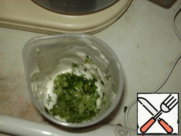 Now, in the resulting homemade sauce, add the greens and cucumber-garlic mixture, beat for a couple of seconds. Ready!
