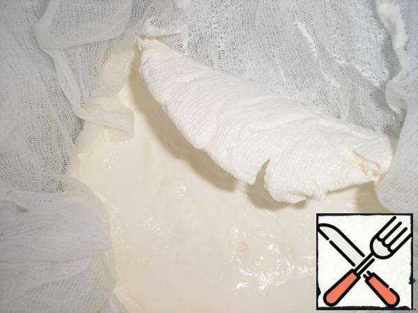 For this recipe, it is preferable to use thick yogurt. To get a thick yogurt, take about 2 times more than usual and throw it on a gauze to glass it with excess liquid. It will take several hours, it is better to put it to drain for the night in the refrigerator.