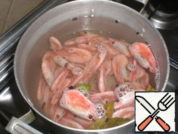 Boil shrimps in salted water with spices for 5-7 minutes.