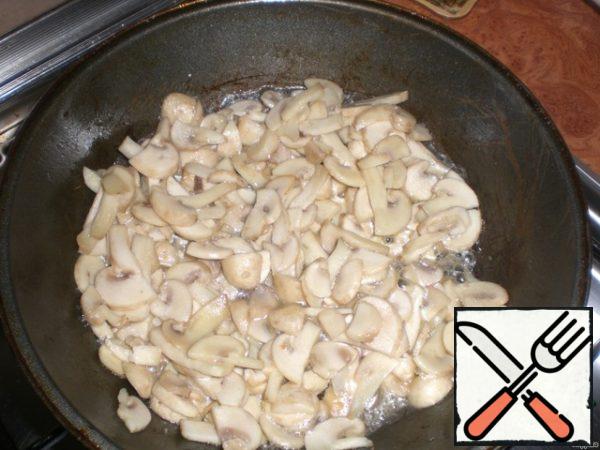 Fry the mushrooms in vegetable oil.
Let it cool down.
