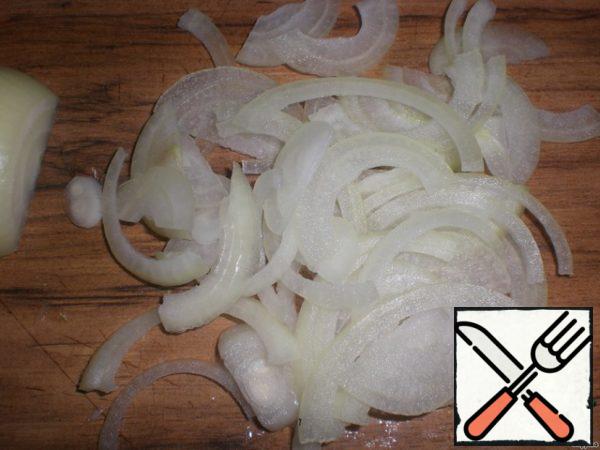 Onions cut thin rings, if small, then rings.