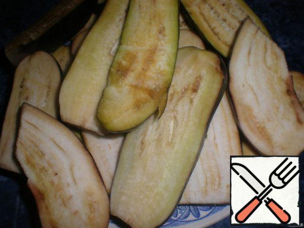 Cut eggplant lengthwise into thick slices.
Each slice is greased with olive oil, fry on both sides in a grill pan or on the grill.