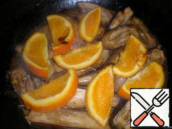 Finely chop garlic, grate ginger, finely chop pepper. Pour the olive oil into a large frying pan and fry the garlic in it for a few seconds. Mix ginger, cumin, chili pepper, honey and lemon juice.
Pour in enough water to make the mixture more liquid. Put eggplants and oranges in this sauce, simmer them slightly until they absorb all the sauce. Add salt to taste.
