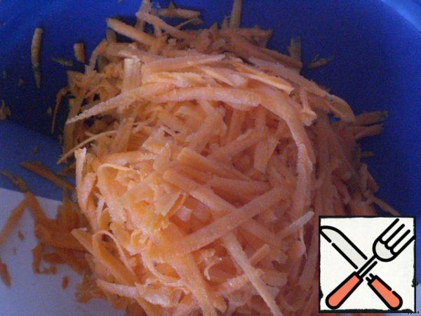 Grate the carrots on a coarse grater, onion finely chop.
