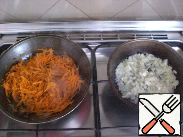 In separate frying pans fry onions and carrots in vegetable oil.