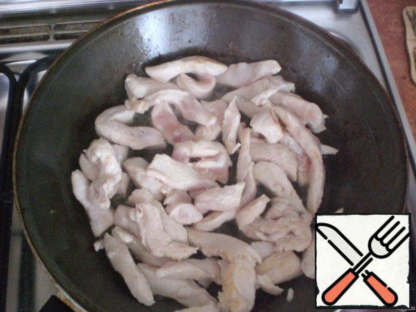 Wash the chicken fillet, dry it and cut it into thin strips along the fibers.
Fry the chicken in butter.
