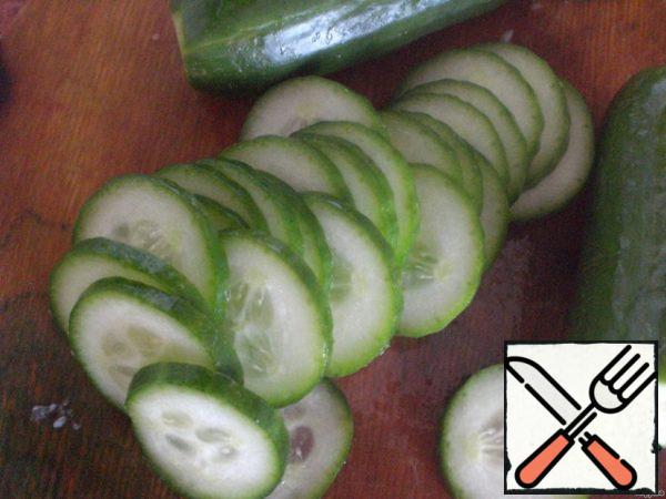 Cucumbers (according to the recipe 3-4, I had a big salad, so I took 2) cut into thin slices and fry in butter.
