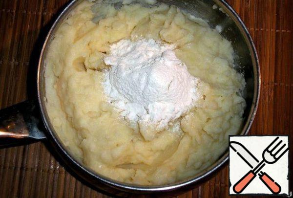 Peel potatoes and cook in salted water, wipe hot, add egg, butter, flour and mix.