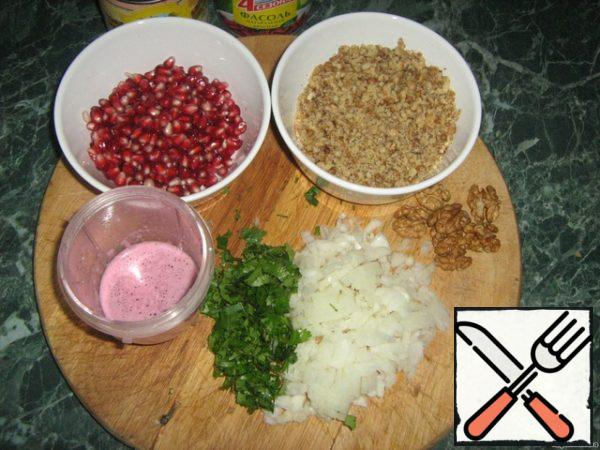 Nuts, garlic.
Cut the onion into cubes.
Slice the cilantro.
Clear the grenades. Make pomegranate juice (or use ready-made).