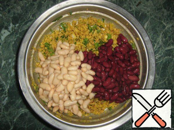 Add onions, garlic, cilantro, saffron, salt (if desired, you can add capsicum) to the nuts - mix.
We breed dressing with pomegranate juice, add cinnamon (you can add cloves).
Connect all the beans and mix well.