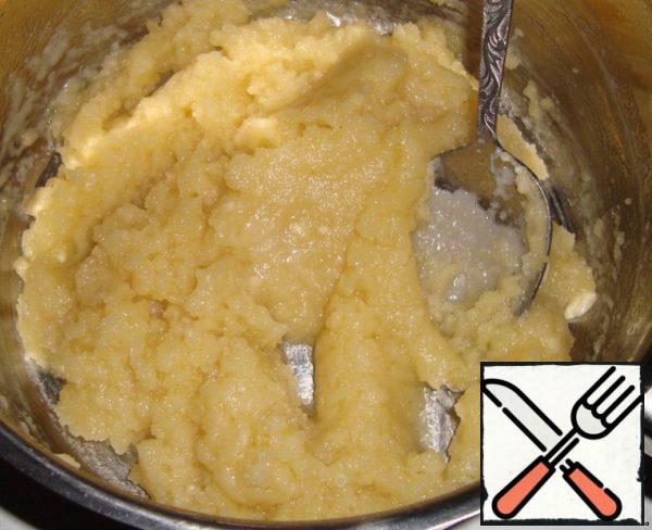 For the dough, boil water with oil and a pinch of salt. In boiling water, pour the flour and stir until smooth, smooth mass. Cool it down. Egg the egg, stirring constantly. The dough should become viscous.