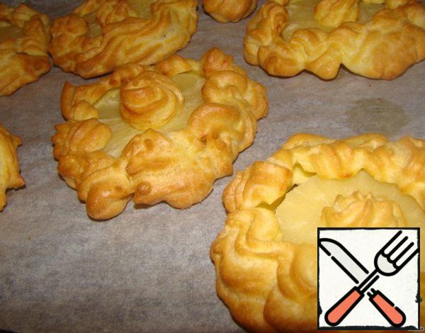 You can decorate with whipped cream or cream if desired.