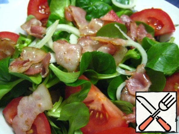 We prepare food.
Well-washed and dried lettuce leaves.
Wash, peel, and slice vegetables:
tomatoes - in large slices;
onion - thin half rings;
beetroot - in large cubes.
Cut the bacon into small pieces and fry quickly without adding oil.
