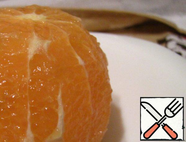 With orange peel with a knife so as to remove the film and slices, exposing the flesh.
