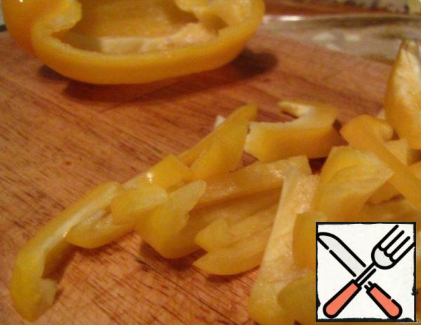 Cut the pepper into thin slices.