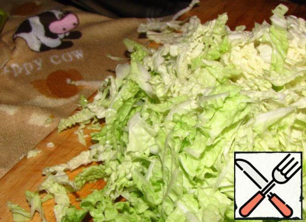 Chop the Chinese cabbage.