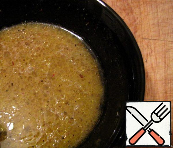 Mix 1 tablespoon of mustard, olive oil, squeeze the juice from half a lemon, season with salt and pepper.
