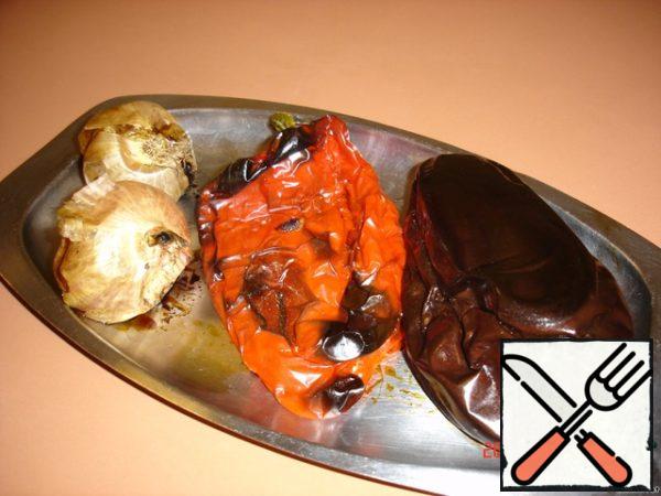 Bake eggplant, red pepper and whole onion in the oven for 30 minutes. Temperature 200 *, cool, peel and divide by hand into thin strips, cut the baked onion. Whisk the olive oil with vinegar and salt and pour over the vegetables.
