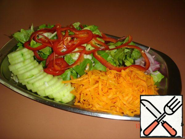 The salad can be made directly in the plate immediately before use. It is better preserved vitamins.