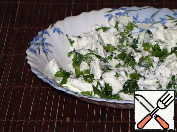 The parsley remove the stems, chop the leaves and grind them with a fork in a bowl with cheese.
