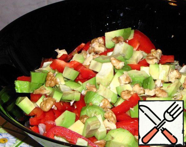 Clean the avocado, remove the bone, cut into cubes and immediately sprinkle the remaining 1 tablespoon of lemon juice, so as not to darken. Put on pepper. Sprinkle with nuts.