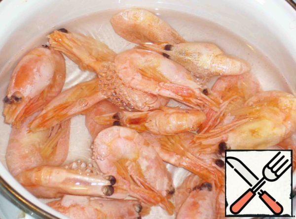 Boil the shrimp in salted water for 3-5 minutes - to prepare our sauce.