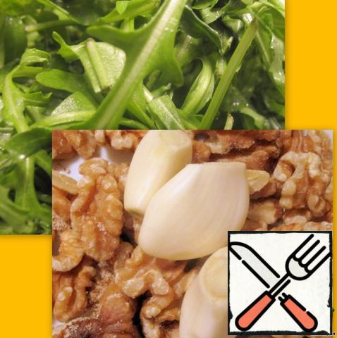 Walnuts, lightly calcined in a skillet. Garlic peel and finely chop. Arugula sort out, cut off the "legs" of leaves (they have a lot of carcinogens), rinse and dry.