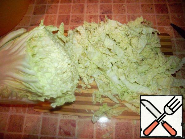 Cut the cabbage into not very small pieces.
