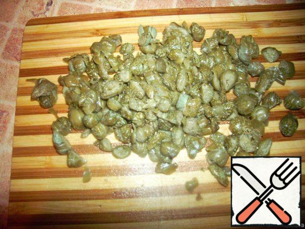 Cut the capers into cubes.
