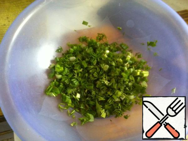 Chinnese cabbage, dill, parsley, Basil, onions, chop, mix with mayonnaise and put on the bottom of the dishes.