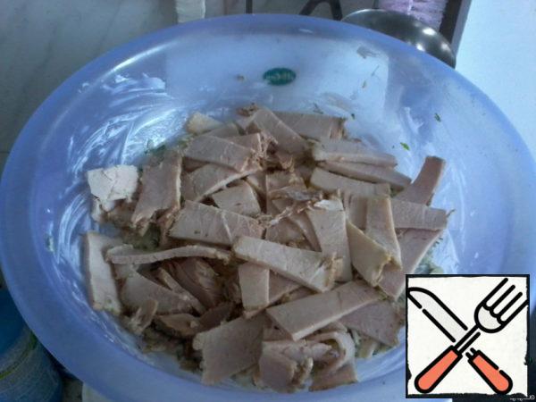 Chicken cut into thin slices and fry until Golden brown. Cut the roasted meat into strips and put on a mixture with mayonnaise (in my case - pork).