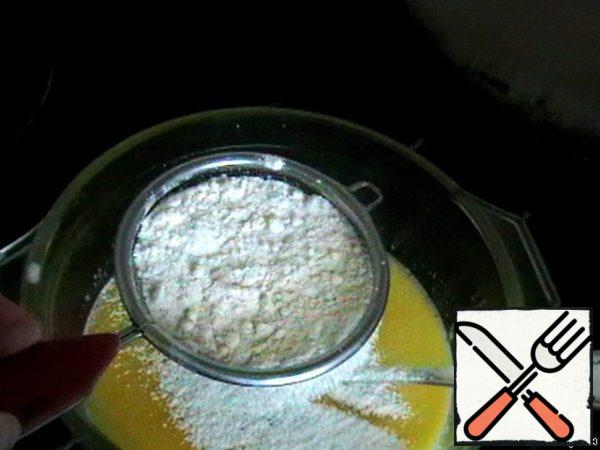 Pour the flour and try to stir well, breaking lumps if possible. Flour a lot of do not put, level tablespoon - is enough.
Boil it just for a couple of minutes.