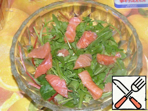 Put the fish on the salad and sprinkle with balsamic vinegar.
