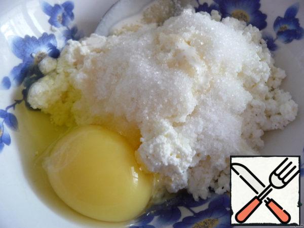In cottage cheese add 1 / 2 St. spoons of sour cream, 1 egg, sugar, mix and 40 minutes put in the refrigerator.