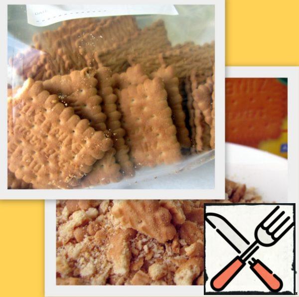 To make a quick dessert, I took a pack of cookies and put it in a plastic bag. Then use a rolling pin to "roll" this package a couple of times to crumble the cookies.
