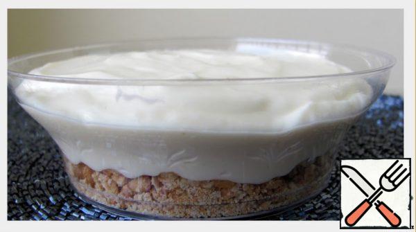 Option 1: put a layer of cookies on the bottom of the mold, and cream on top.
(For impregnation, it was recommended to put it in the refrigerator for 4 hours.)