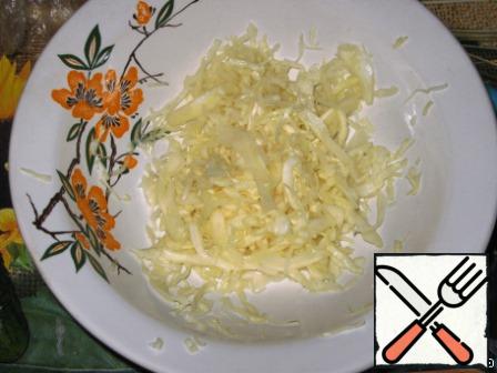 Chop cabbage and mash with salt and sugar. If you take white, then try to take cabbage juicier.