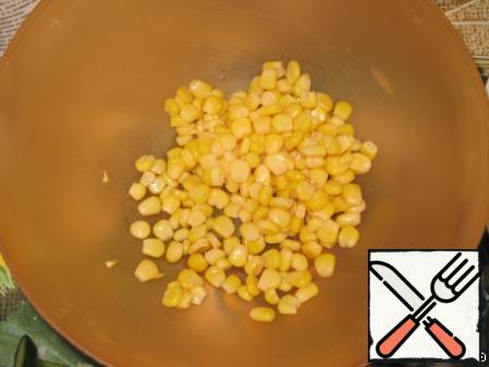 Put corn in a bowl, pre-draining it with liquid.