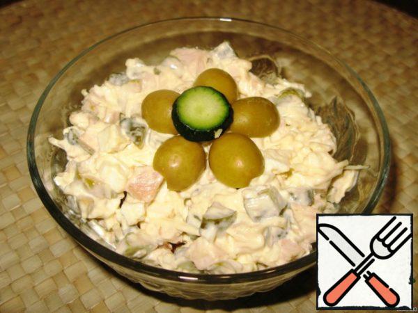 Season the salad with sour cream and serve. You can fill it with mayonnaise or yogurt.