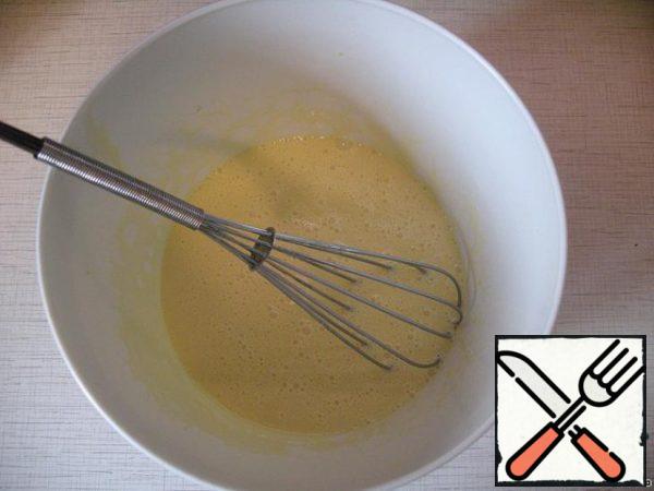 While the base is baking, prepare the filling.
In a large bowl, whisk the yolks (or eggs) with a whisk. Then gradually, without stopping whipping, add condensed milk.
