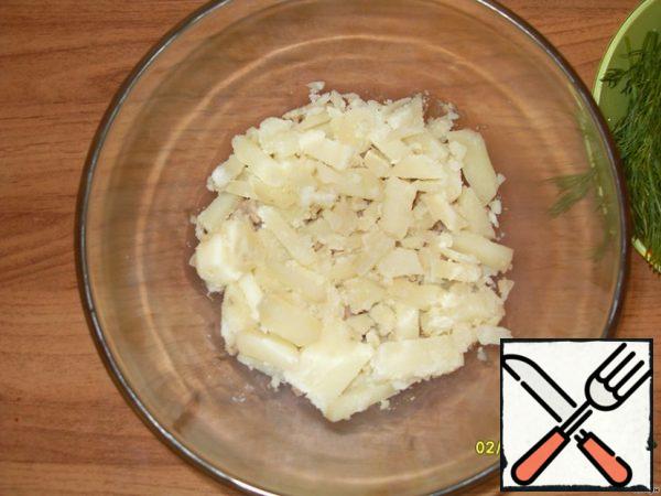Peel the potatoes and cut into strips, it will be 2 layer of salad.