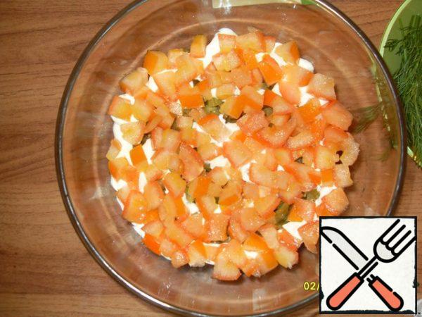 Cut the tomato in half, remove the middle, so that the salad does not drip, cut into small cubes and put on cucumbers with mayonnaise, it will be 4 layer of salad.